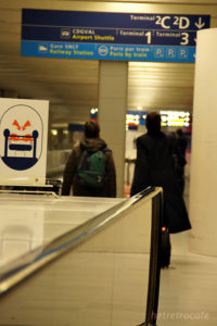 RER（電車）の駅へ向かっています