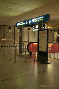 RER（電車）の駅はこの下です
